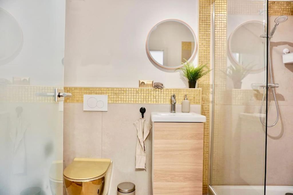 Neu Modernes Apartment In Top Lage, Free Parking Max 1,65M Hoehe Und 1,8M Breite Karlsruhe Buitenkant foto