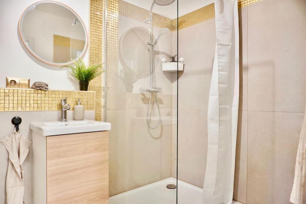 Neu Modernes Apartment In Top Lage, Free Parking Max 1,65M Hoehe Und 1,8M Breite Karlsruhe Buitenkant foto