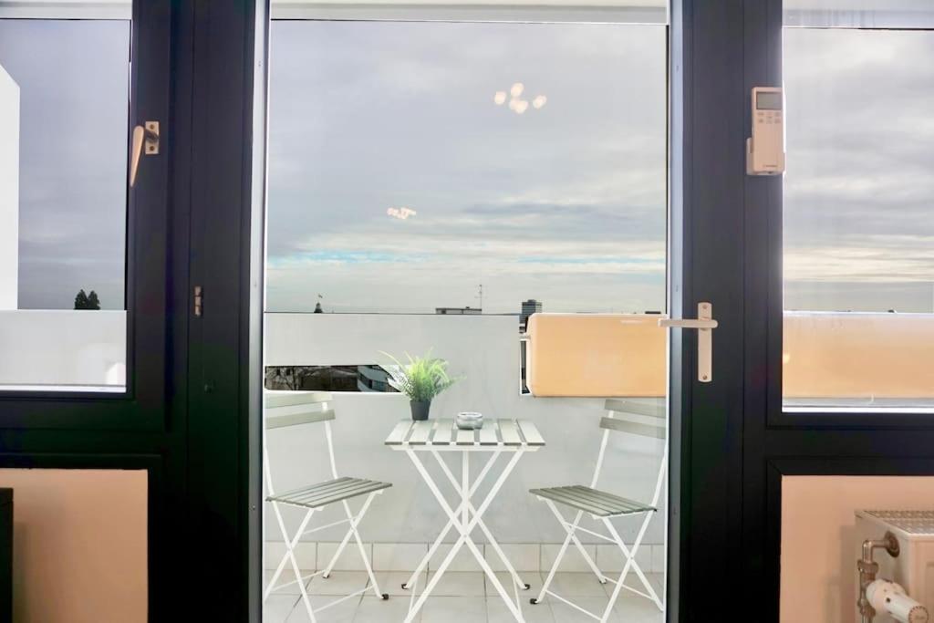 Neu Modernes Apartment In Top Lage, Free Parking Max 1,65M Hoehe Und 1,8M Breite Karlsruhe Buitenkant foto