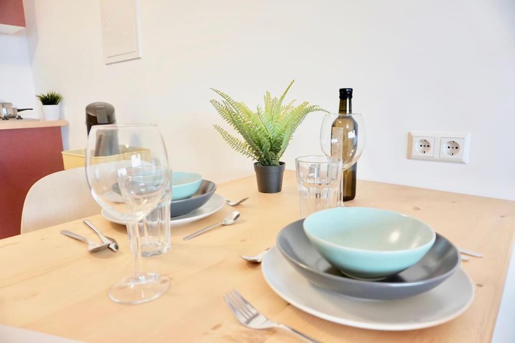 Neu Modernes Apartment In Top Lage, Free Parking Max 1,65M Hoehe Und 1,8M Breite Karlsruhe Buitenkant foto