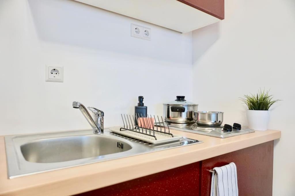 Neu Modernes Apartment In Top Lage, Free Parking Max 1,65M Hoehe Und 1,8M Breite Karlsruhe Buitenkant foto